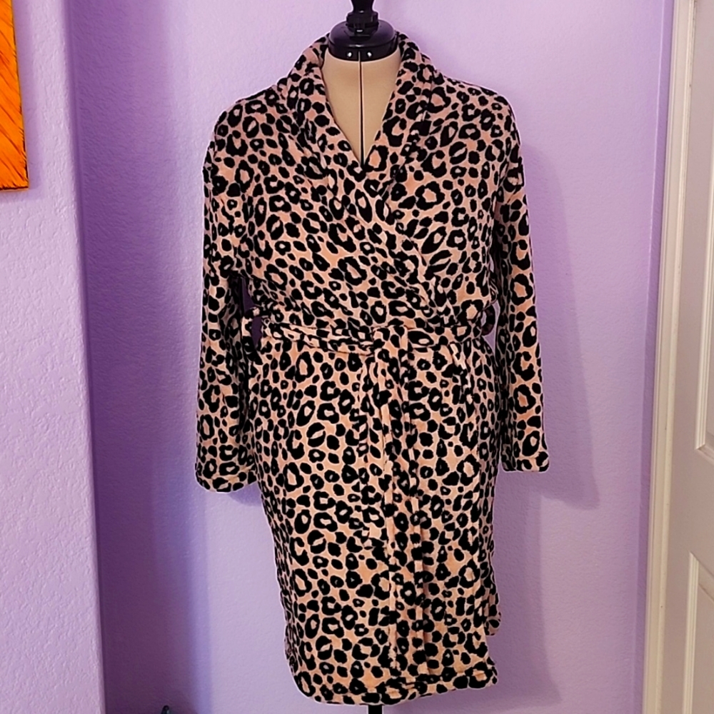 NWT Isotoner Cheetah Print Pink and Black Fleece Robe
